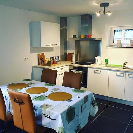 Appartement Duplex Pour 3-4 Personnes A Ciney Luaran gambar