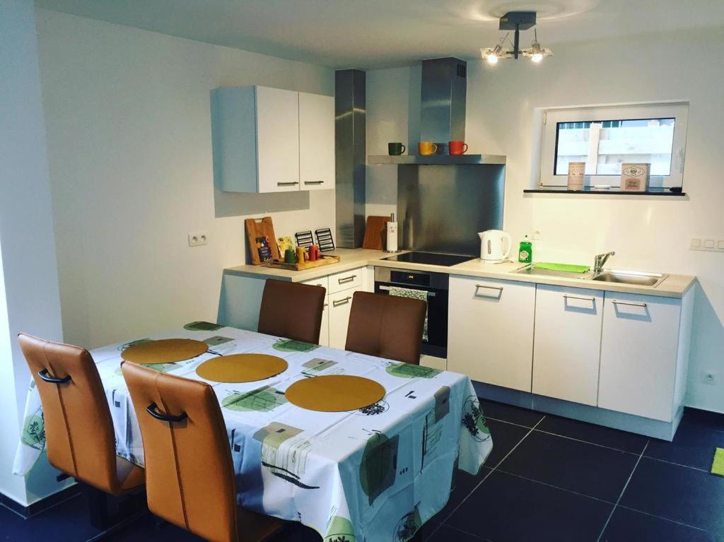 Appartement Duplex Pour 3-4 Personnes A Ciney Luaran gambar