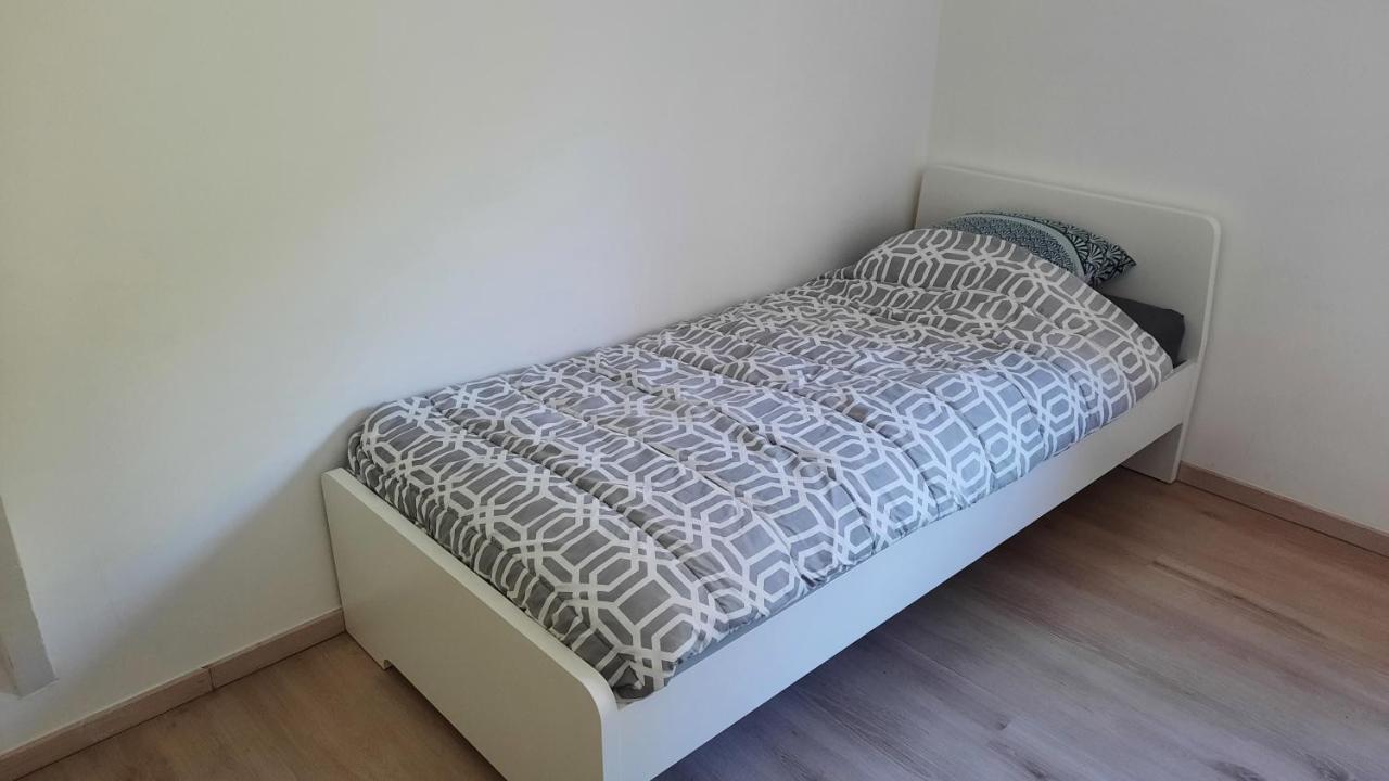 Appartement Duplex Pour 3-4 Personnes A Ciney Luaran gambar