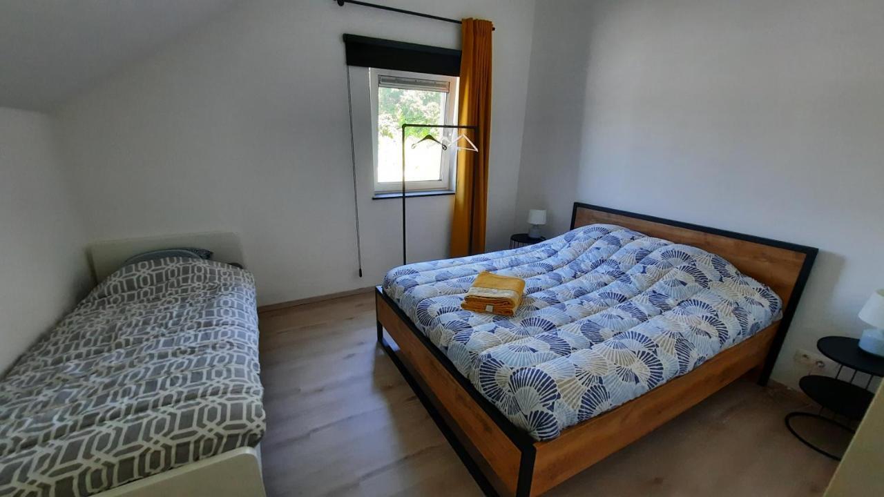 Appartement Duplex Pour 3-4 Personnes A Ciney Luaran gambar