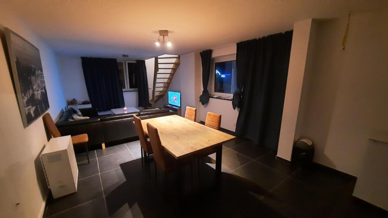 Appartement Duplex Pour 3-4 Personnes A Ciney Luaran gambar