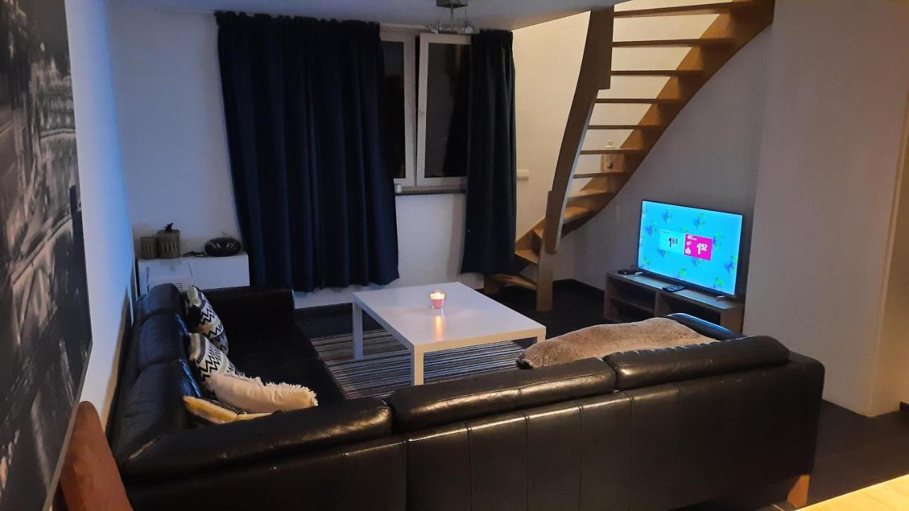 Appartement Duplex Pour 3-4 Personnes A Ciney Luaran gambar